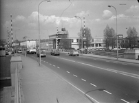 808387 Gezicht op de Paul Krugerbrug over het Mewerdekanaal te Utrecht, met op de achtergrond de Graadt van Roggenweg ...
